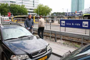 tionen, parkerar där och fortsätter med tåg eller med buss. Det finns bra exempel på Park and ride-stationer och en av de större är Svågertorp utanför Malmö.