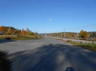 Foto. 7: Bilden ovan redovisar var det tänkta stationshuset bör ligga. Perrong enbart på den västra sidan i bilden. Foto. 8: Stationens placering på den högra sidan i bilden. Foto från Tallmovägen. 3.