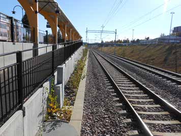 I norra delen av stationen finns gångbro som knyter samman centrum med den västra delen av Kramfors.