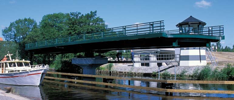 Vi bygger broar och gör det bra. Broar sträcker sig ofta med sin konstruktion över branter och vattendrag samtidigt som de skapar en stilfull installation i vår miljö.