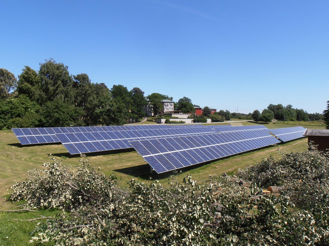 Mer information hittar ni på: www.nordicsolar.se REFERENSANLÄGGNING IDEELLA FÖRENINGEN LO:S FOLKHÖGSKOLA RUNÖ, Åkersberga Stockholm läns största solpark!