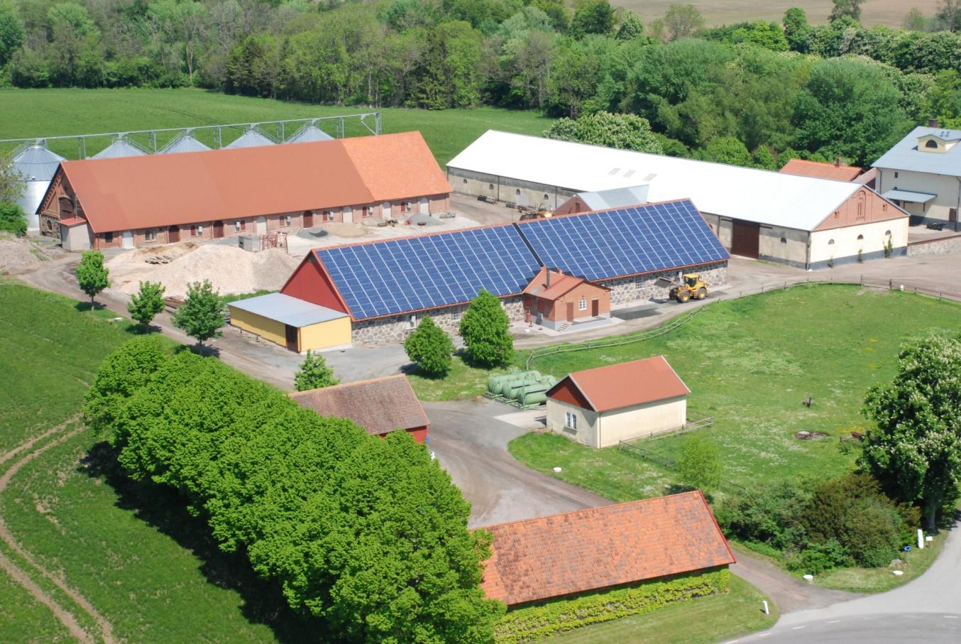 REFERENSANLÄGGNING Krageholms Slott, Ystad Sveriges största stalltak med solceller! Greve Fritz Piper valde att satsa på Solceller istället för vindkraft.