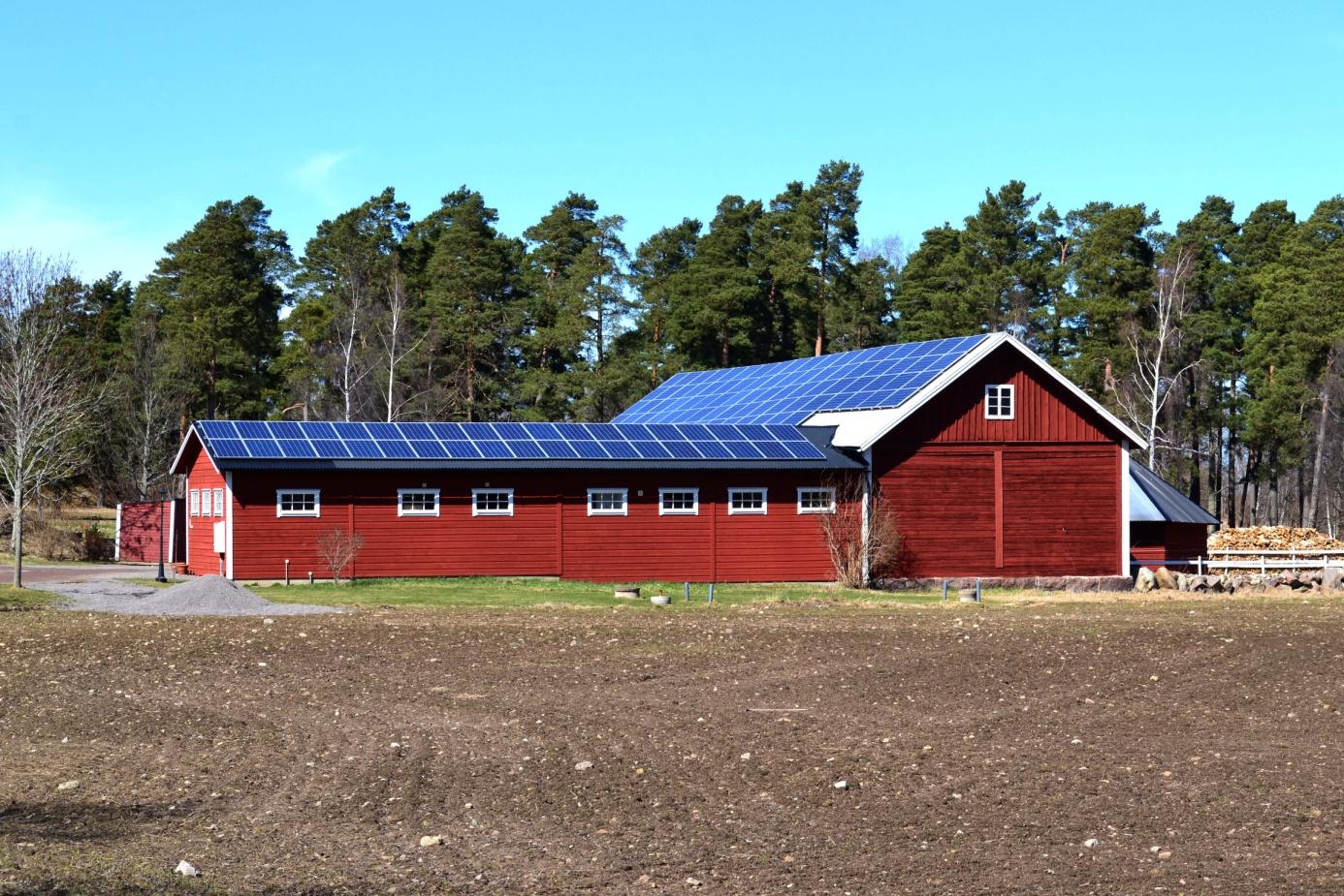 REFERENSANLÄGGNING Lantbruksinstallation 42,75kW, Mjölby Under några fantastiska fina vårdagar 2013 installerade vi denna anläggning i Mjölby.