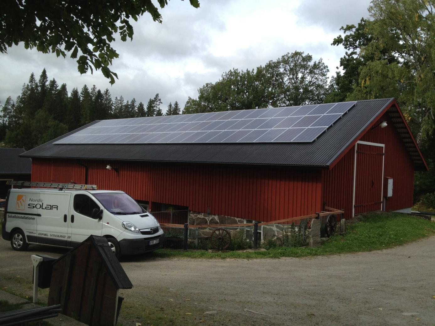 REFERENSANLÄGGNING Lantbruksinstallation 16,5kW, Borås Installation med skenor skruvade direkt i plåttak typ Trp 20.