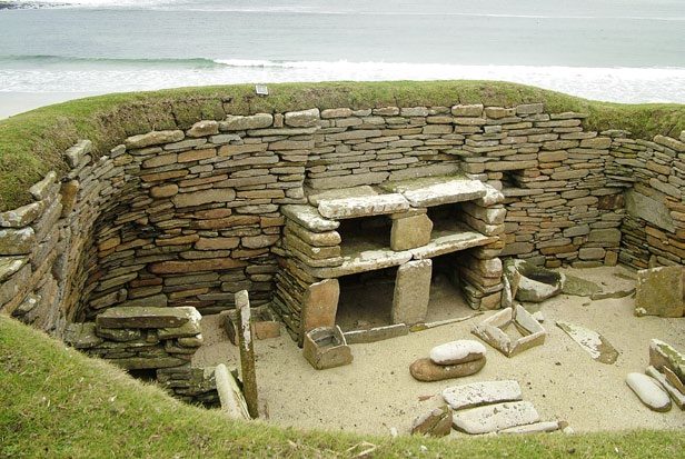 Interiör från ett av åtta stenhus i Skara Brae på Orkney, Europas bäst bevarade förhistoriska bosättning, som beboddes för omkring 5000 år sedan.