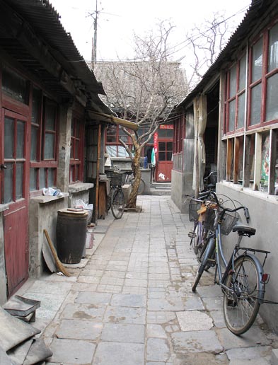 47 Figur 6. Hutong i Peking. Foto: Lennart Malmborg. Shanghaiområdet har och har haft en stor byggboom. Men nu har byggboomen kommit till Peking.