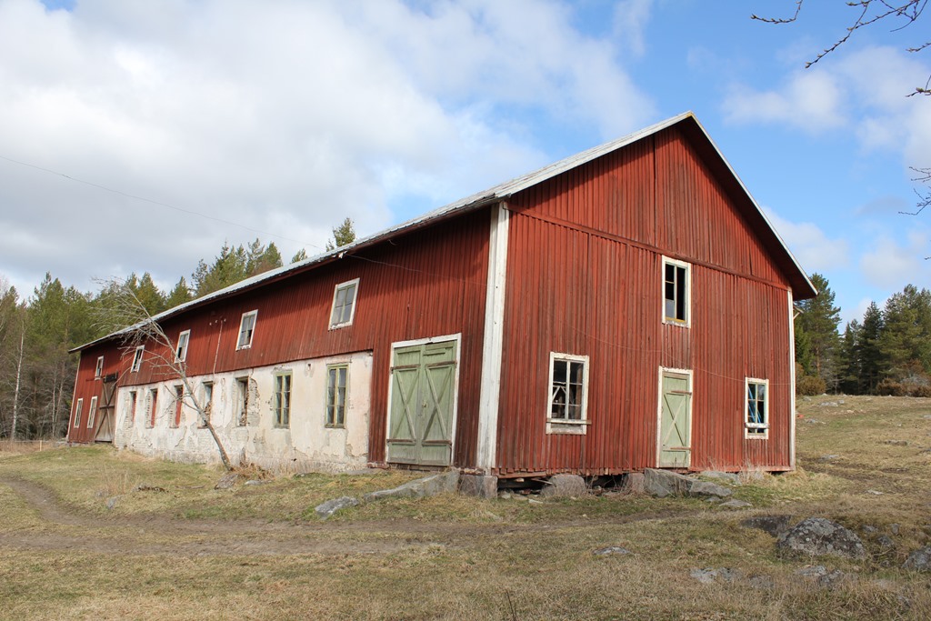 Stående brädfodring samt plåttak, el är indraget i byggnaden. Stora skjutportar på ena långsidan samt skjutport på ena gaveln. Utgörs av ett öppet utrymme. Byggnadsarea 135 kvm.