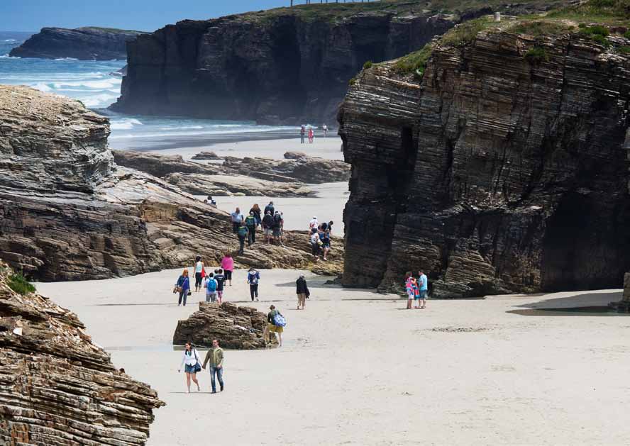 Jens Klarén och Amanda Weinz hjälper Jens Holmer att packa surfbussen. La playa de Las Catedrales med sina stenformationer ligger bara några timmars bilkörning från Cedeira.