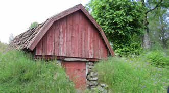 Då syns endast frontmuren med ingången, resten är dolt under marken.