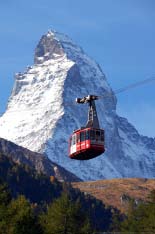 Schweiz Storslaget, vackert och välkomnande. Schweiz är bra på vintern. Men bäst på sommaren. Ta tåget ner till alperna och res runt bland vackert belägna städer och mäktiga berg.