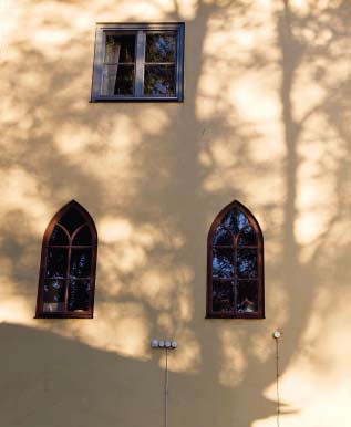 S:TA BIRGITTAS KLOSTER PAX MARIAE Det är en magisk upplevelse att komma till Vadstena tidigt på våren när klosterliljan blommar.