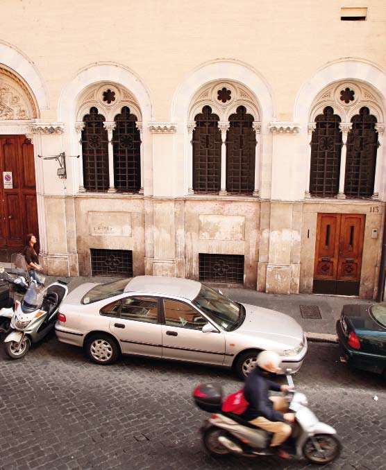 ISTITUTO NOSTRA SIGNORA DI LOURDES Fem minuter från Spanska trappan, på den smala och livliga gatan Via Sistina, dyker det upp ett palats.