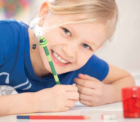 Skolan börjar, barndomen fortsätter Skolan börjar men förstaklassistens barndom fortsätter. Skolstarten ger barnet nya plikter och impulser.