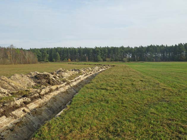 Tolkning och åtgärdsförslag Schaktprofilerna bekräftade i stort den tidigare kända geologiska stratigrafin inom fornlämningsområdet.