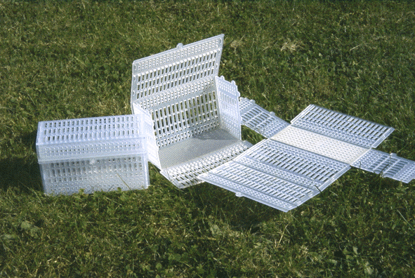 utsättning av befruktad öringrom i lämpliga lekbottnar (Whitlock 1977). Askarna har måtten 145*90*60 mm. De är tillverkade av halvstyv genomskinlig plast.