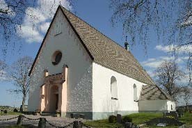 . Löts kyrka 1100-talet 2 ristningar Löts kyrka ligger väster om Ekolsundsviken vid Mälaren.