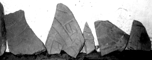 Samtidigt hittades fyra runstensfragment på kyrkogården. Riksantikvarien fick rapport om fyndet 1949.