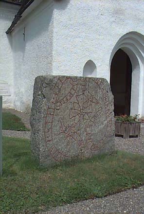 Fragmentet Runstensfragment U Fv 1955:222 upptäcktes i samband med restaureringsarbeten i kyrkan sommaren 1955 och låg då under markytan i den gamla sakristians östra mur.