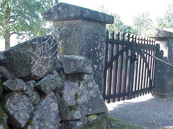 Försvunna runstensfragment På 1600-talet ritade Rhezelius samt Leitz och Hadorph av fragmenten. De låg då på gärdet vid Nysätra kyrka.