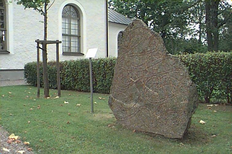 1892 fick tornhuven fick sin nuvarande överbyggnad i form av en huv med lanternin (takfönster) och spira. Taken är klädda med koppar.