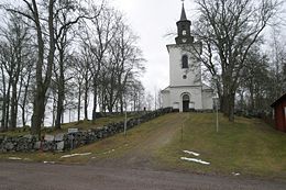 Byggd 1850 troligen på samma ställe som en äldre träkyrka Foto: Wikipedia Runsten 1600-talet 1800-talet 2010 U 1161 var inmurad i kyrkans vägg låg som sockelsten till gravkapellet står nu rest på