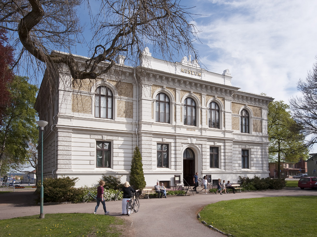 Välkommen till Vänersborgs museum! Föremål från hela världen utställda i autentisk 1800-tals miljö.