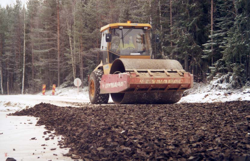 Bilaga B Figur B7. Packning av tjälisoleringslager i väg 686 hösten 2002. Provsträckan med gummiklipp uppvisar inga tecken på tjälskador eller andra problem i beläggningen.