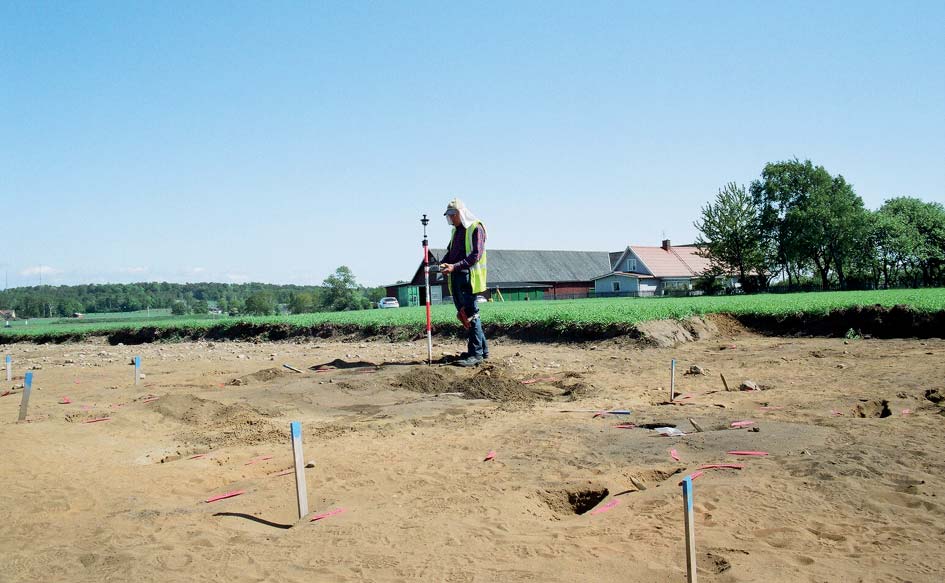 Stafsinge väg 747 21 Figur 15. Magnus Svensson mäter in den flintskära (Fnr 38) som bland annat påträffades i den nedsänkta golvdelen (ID 8708) i Hus 7. Fotonr K5470:14. Foto Linn Mattsson.