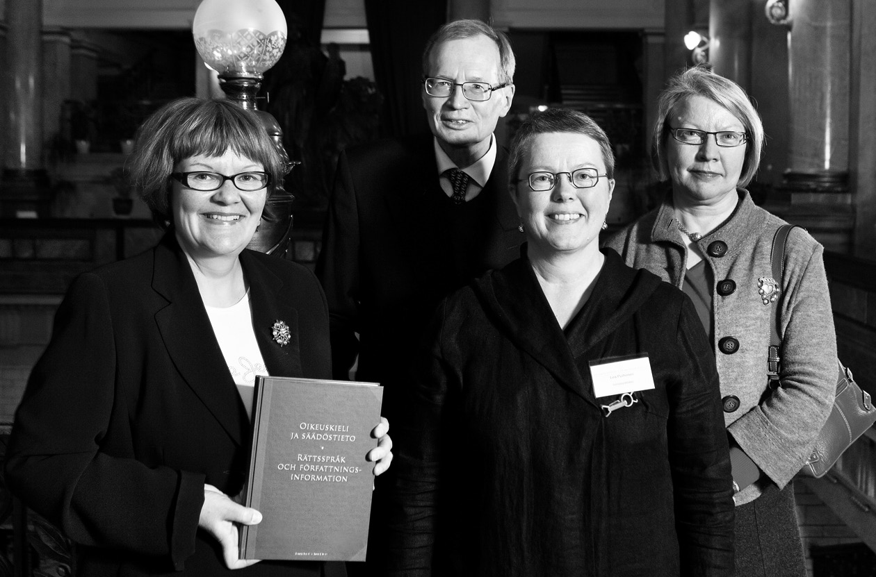 Suomenkielisen lakikirjan juhlajulkaisu: katsaus oikeuskielen ja säädöstiedon kehitykseen Suomalainen Lakimiesyhdistys julkaisi vuonna 2010 suomenkielisen lakikirjan 250-vuotista taivalta juhlistavan