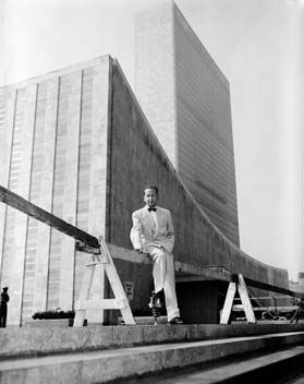 Dag Hammarskjöld utanför sin nya arbetsplats 1953.