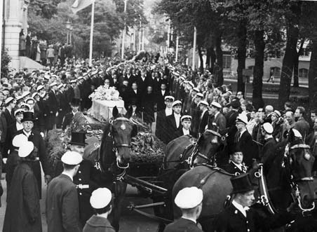 Dag Hammarskjöld på sin sista resa till Uppsala Domkyrka den 29:e september 1961.