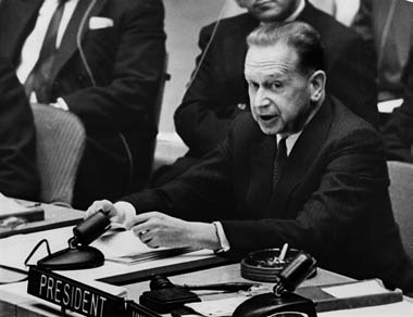 Det är den 3 oktober 1960 och Sovjetunionens Nikita Chrusjtjov skjuter skarpt mot generalsekreterare Dag Hammarskjöld. Svartmålningen har pågått sedan sommaren och når nu klimax.