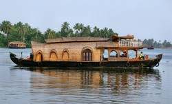 Kumarakom som är ett förtrollande resmål med insjöar och vattendrag erbjuder besökaren många naturupplevelser.