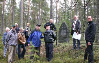 Om gamla knektar i Gammelstan - inte Notviken! Ing 3-kamrater vid den gamla soldatgraven i Gammelstad. Björn i berättartagen.