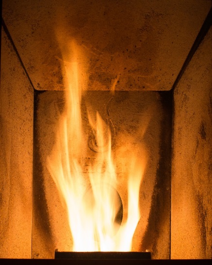 Om förbränningen inte är ren Om kaminen är korrekt inställd men förbränningen ger mörka flammor kan det vara flera faktorer som spelar in. Bränsle, pelletstyp och skorsten är de väsentliga faktorerna.