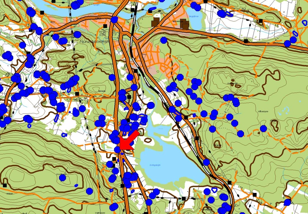 6 Figur 1. Översikt med Raä847 markerad med röd pil. De blå punkterna och ytorna markerar fornlämningar.