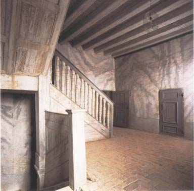 två rumssviter på var sida om en mittaxel bestående av trapphus och en sal.