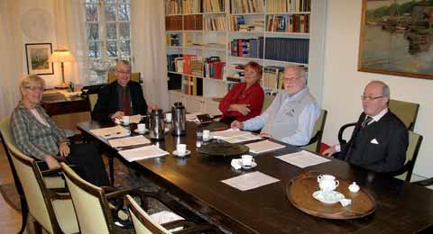 Arbetsutskottet sammanträder med, från vänster, Angela Falkengren, Bo Ralph, Ulla Berglindh, Sune Johansson och Gustaf Hultbom. Kenya kunde inte besökas p.g.a. oroligheter i landet i början av året.