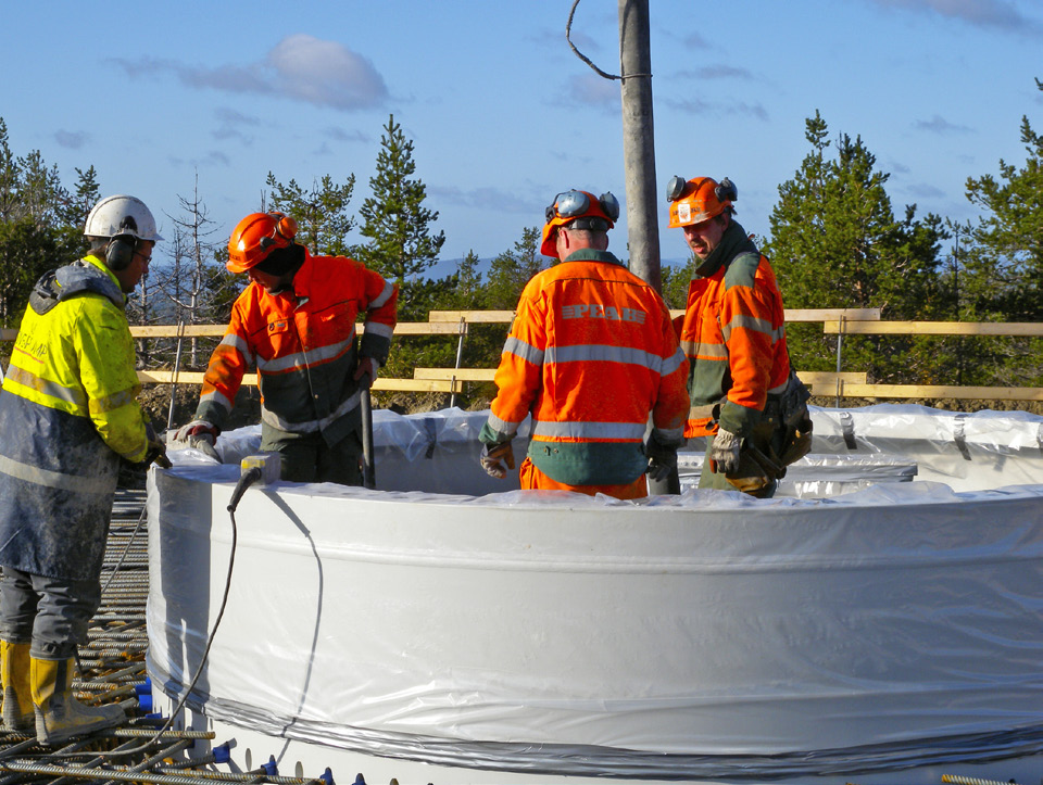 Fundamenten bör gjutas minst en månad innan vindkraftverken monteras för att betongen ska få tid att härda.