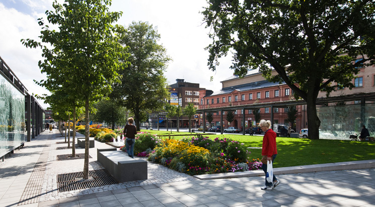 2 METOD 2.1 ENKÄTER Den valda metoden har enkäter som bas. Det innebär att en grupp sakkunniga har svarat på 18 frågor som rört träd i stadsmiljö, deras plantering, etablering, tillväxt och mognad.