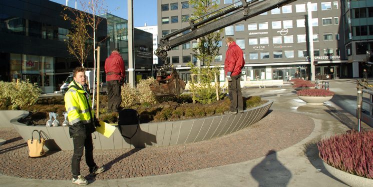 2 STENBECKS TORG, KISTA, ÅTERPLANTERING BAKGRUND Stenbecks torg anlades år 2011 och ligger på ett betongbjälklag under vilket finns ett parkeringshus.