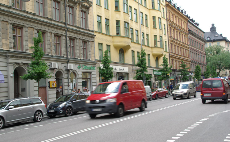 Växtbäddsuppbyggnaden för denna nyplantering är ca 6000 kubikmeter i en redan trång gatusektion.