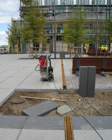 8 HYLLIE TORG, MALMÖ, NYPLANTERING AV BOKAR BAKGRUND Hyllie torg byggdes på en utsatt, öppen plats i södra Malmö med stundom hårda vindar.