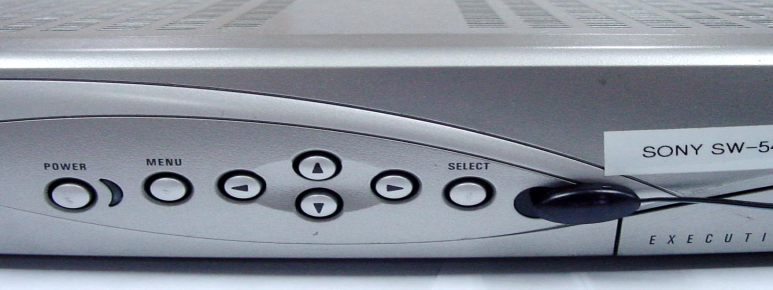 Handhavande: 1. Anslut sändaren med AV-kabeln till utgången på videon, DVD-spelaren eller satellitmottagaren. 2. Anslut mottagaren med AV-kabeln till ingången på TV:n, LCD- eller Plasmaskärmen. 3.