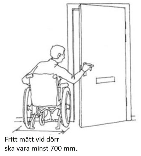 Besökaren kan ha olika typer av förflyttningshjälpmedel som kan kräva varierande passagemått. Bredare passagemått minskar också slitaget på foder/ karmar och hörn. Förtydligande.