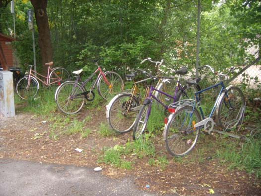 Dåligt underhållen plats för cykelparkeringen med