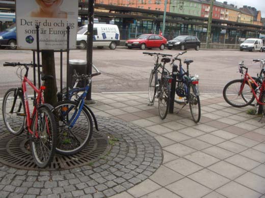 Cyklar lutade mot trädskydd i