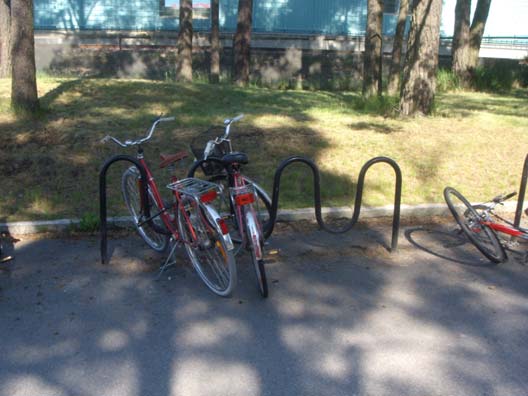 B. Vågformat cykelställ med möjlighet att låsa fast ramen.