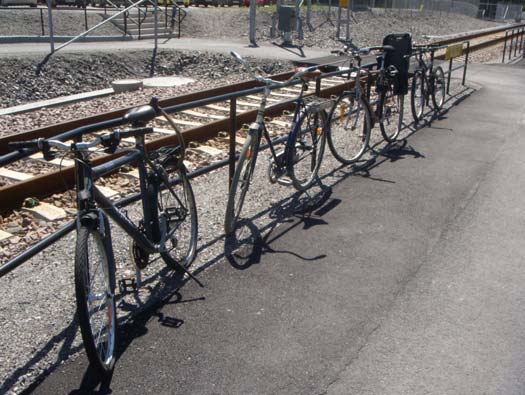 Ingen ordnad cykelparkering finns och cyklar står