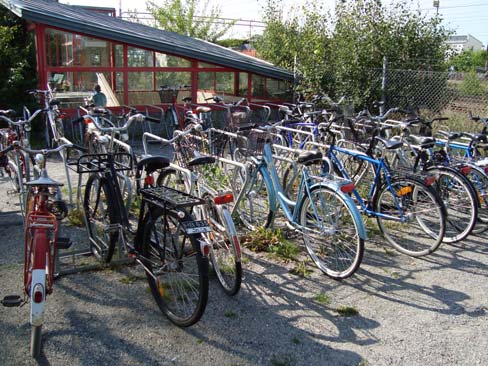 76(114) B. Cyklar står fritt parkerade precis intill stationsingångens vägg. D.